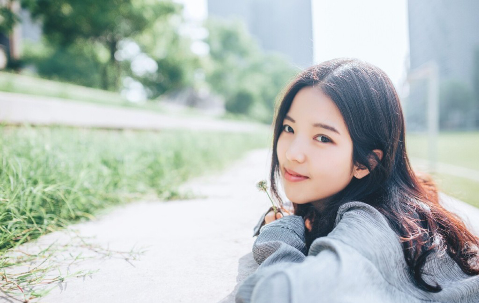 “进来吧。”吕布看了一眼地上的杯盏，摇了摇头，坐在自己的位子上向两女招了招手。